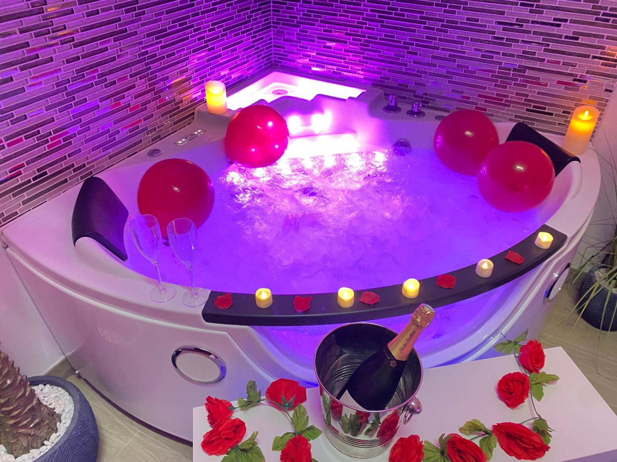 L'escale Balneo'romantique - Loveroom - Jacuzzi & Petit Dejeuner