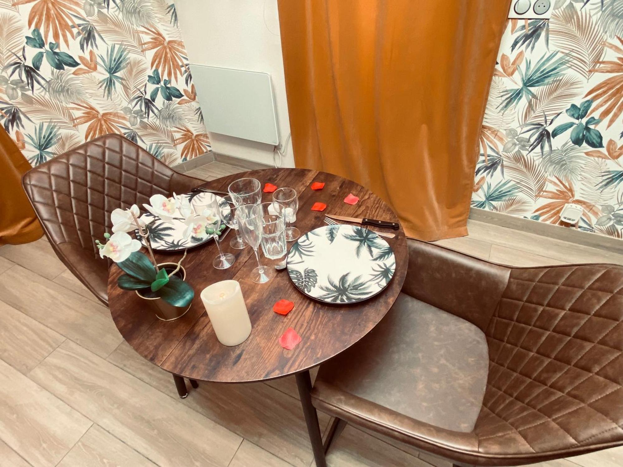 L'escale Balneo'romantique - Loveroom - Jacuzzi & Petit Dejeuner Apartment