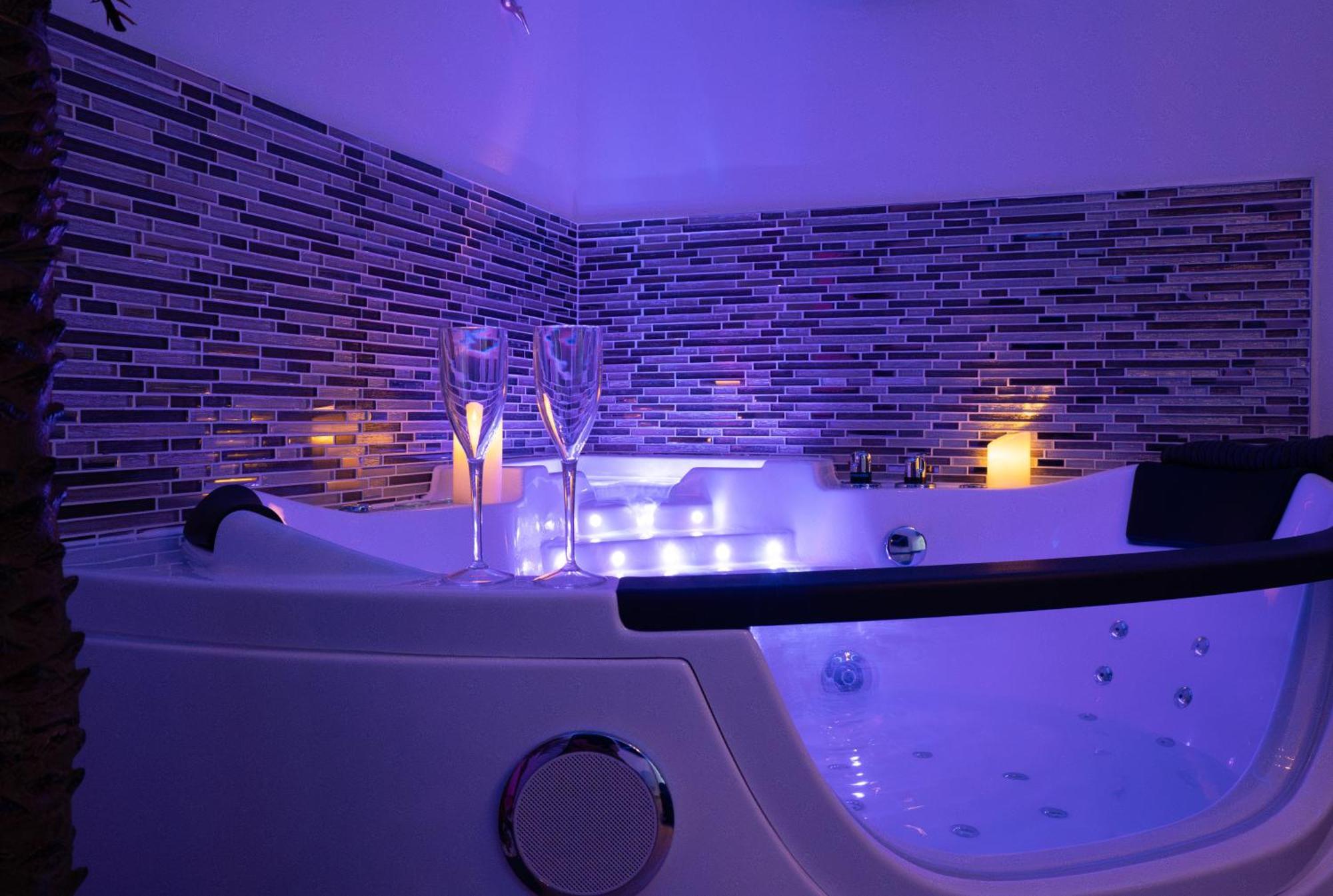 L'escale Balneo'romantique - Loveroom - Jacuzzi & Petit Dejeuner